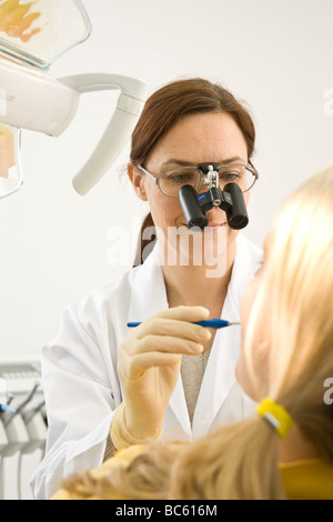 Zahnärztin, die Zähne des Patienten zu prüfen Stockfoto