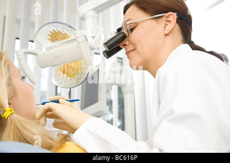 Zahnärztin, die Zähne des Patienten zu prüfen Stockfoto