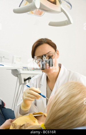 Zahnärztin, die Zähne des Patienten zu prüfen Stockfoto