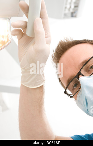 Porträt von männlichen Zahnarzt Mundschutz tragen Stockfoto