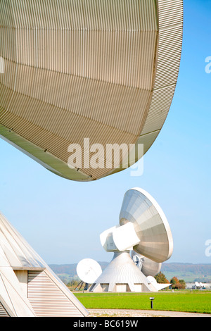 Satellitenschüsseln an Satelliten-Bodenstation Stockfoto