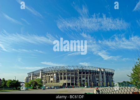 Nordseite des Twickenham Stadium, oder Rugby Ground, Twickenham, Middlesex, England, unter einem blauen Himmel mit hohen wispy cirrostratus Wolken Stockfoto