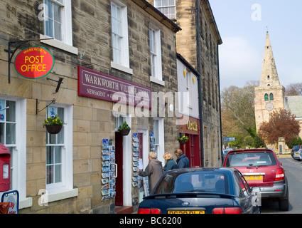 Die Post und Geschäfte, in dem hübschen Dorf Warkworth Northumberland England UK Stockfoto
