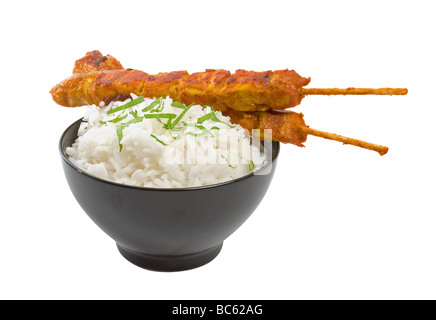 Hähnchen-Satay-Spieße mit Reis, isoliert auf weißem Hintergrund Stockfoto