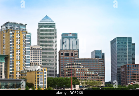 Ein Blick auf Canary Wharf mit der imposanten Höhe von Canada Square dominiert die Skyline. Entnommen aus der Themse. Stockfoto