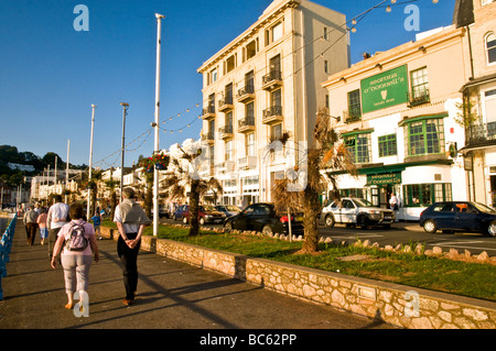 Hafen Esplanade in Torquay in Torbay South Devon an einem Sommerabend bei Urlaubern, bummeln Stockfoto