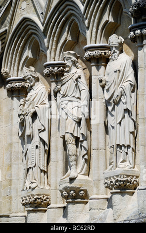 Statuen im Außenbereich von Salisbury Kathedrale Wiltshire England Stockfoto