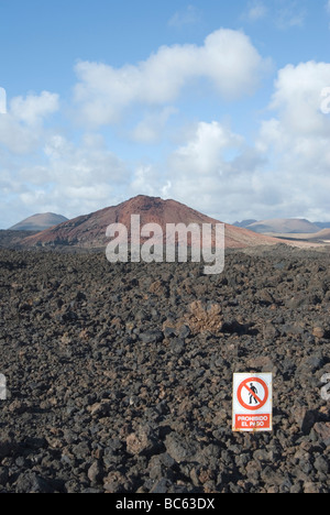 Spanien, Lanzarote, Vulkan Landschaft, Verbotszeichen im Vordergrund Stockfoto