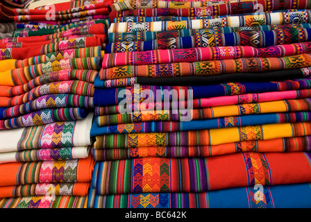 Peru, das Heilige Tal, das Dorf von Pisac, Textilien für Verkauf im Markt Stockfoto