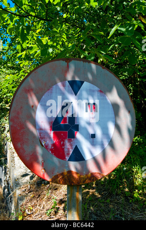Alten verblichenen Verkehrszeichen Warnung niedrige Brücke - Indre-et-Loire, Frankreich. Stockfoto