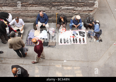 Istanbul Türkei Antenne Markt Anbieter Straßenszene zeigen einheimische Männer Schuhe in Gasse hinter dem ägyptischen Basar zu verkaufen Stockfoto