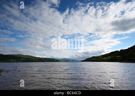 Blick über Bala Lake zu einer fernen Bergkette Aran Stockfoto