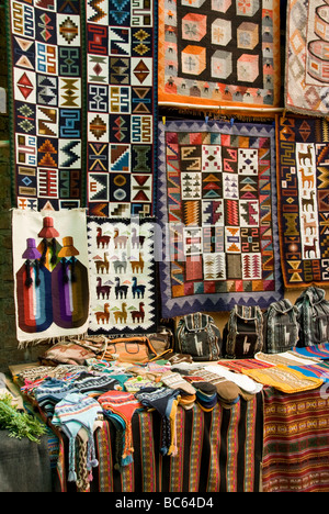 Peru, das Heilige Tal, das Dorf von Pisac, Textilien für den Verkauf auf dem lokalen Markt Stockfoto