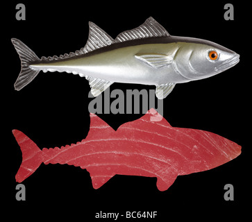 Fisch - Haped Thunfisch-Steak und Plastikfische, close-up Stockfoto