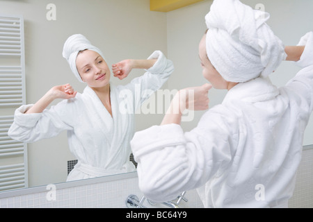 Junge Frau im Bad, Dehnung Stockfoto