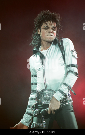 Michael Jackson ist ersichtlich auf der Bühne im Wembley-Stadion während der schlechten Konzertreise 14. Juli 1997 durchführen Stockfoto