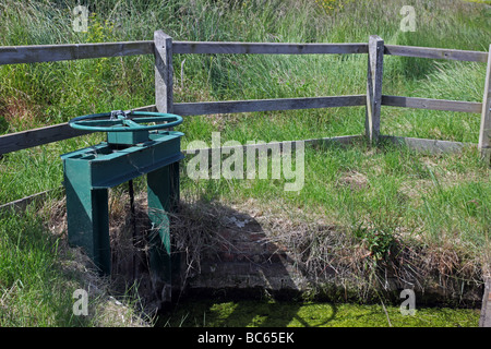 Schleuse am Fluss Stockfoto
