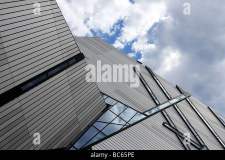 Oberen Bereich des Royal Ontario Museum 2007 Michael Lee Chin Crystal Zusatz unter stimmungsvoller Himmel Stockfoto