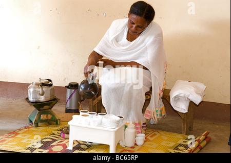 Kaffee-Zeremonie aus Addis Abeba in Äthiopien am Horn von Afrika Stockfoto