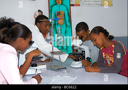 Studierende Wissenschaft in Addis Abeba in Äthiopien am Horn von Afrika Stockfoto