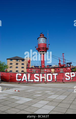 Calshot Spit Feuerschiff an Ocean Village Marina Southampton Hampshire in England Stockfoto