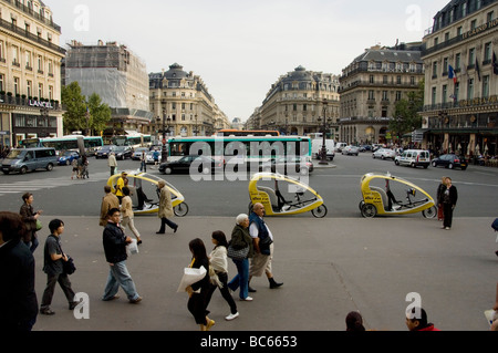 leere Dreirad-Taxis in Frankreich Paris Straße geparkt Stockfoto