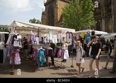 Colmar Elsass Frankreich EU Kleidung Wochenmarkt im Schatten des St Martins Cathedral Stockfoto