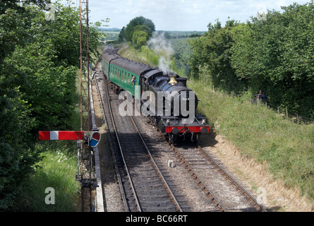 Great Western Railway 2-8-0 52XX Klasse tank Lok eingeben Ropley-Station auf der Mid-Hants Eisenbahn. Stockfoto