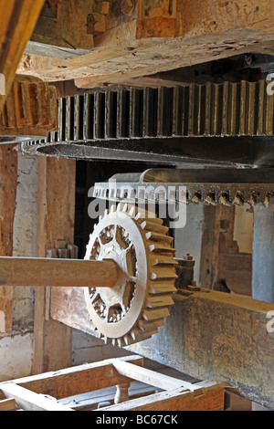 Getriebe Räder in Seite eine Wassermühle. Stockfoto
