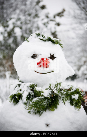 Ein wunderschön gebauten Schneemann in einem Park in Fulham, London. Stockfoto Ein wunderschön gebauten Schneemann in einem Park in Fulham, London. Stockfoto