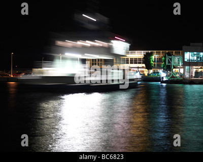 Flughafen Toronto Island Fähre in der Nacht Stockfoto