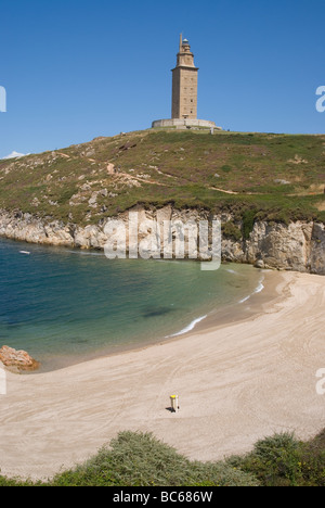 Strand von Las Lapas und der Torre de Hercules Leuchtturm. A Coruña, Galicien, Spanien. Stockfoto