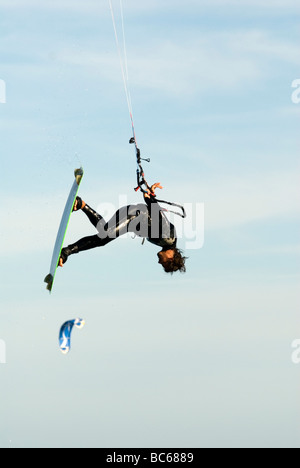 Kitesurfer in der Luft Stockfoto