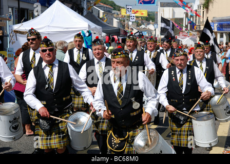 die "Falmouth marine Band" marschieren auf mazey durch die Straßen von Penzance, Cornwall, uk Stockfoto