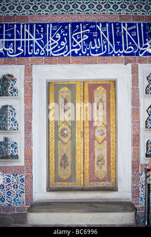 Türkei, Istanbul, Topkapi-Palast, herrliche Holztür blauen Fliesen Muster & Kalligraphie Tafeln mit Zitaten aus dem Koran Stockfoto