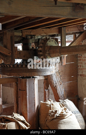 Getriebe Räder in Seite eine Wassermühle. Stockfoto