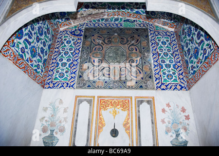 Türkei, Istanbul, Topkapi-Palast, Wanddetail im Badezimmer des Sultans Harem herrlichen Blau Fliesen Muster & Wandbilder Stockfoto