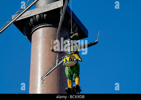 Junge Schlagzeuger von der französischen Trans Express Theater Company in St. Petersburg blauen Himmel während des Stadtfestes Mai 2009 Stockfoto