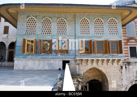 Türkei, Istanbul, Topkapi-Palast, Ansicht des Gebäudes in den Harem mit Wänden bedeckt in grün & Fliesen aus Hof Stockfoto