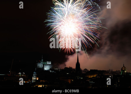 Feuerwerk über Edinburgh Castle aus Salisbury Crags, Schottland Stockfoto