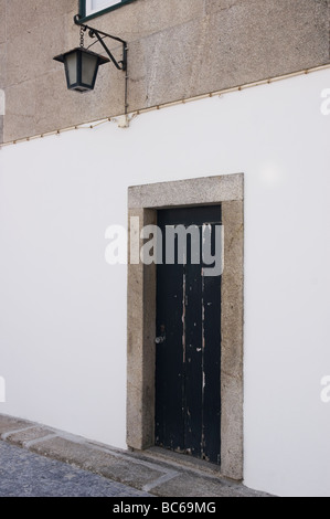 Außentüren mit alten Lampe oben in Viana do Castelo, Provinz Minho, Nordportugal Stockfoto