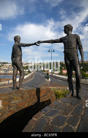 Hände über die Kluft-Skulptur von Maurice Harron in Derry City County Londonderry Nordirland Großbritannien Stockfoto
