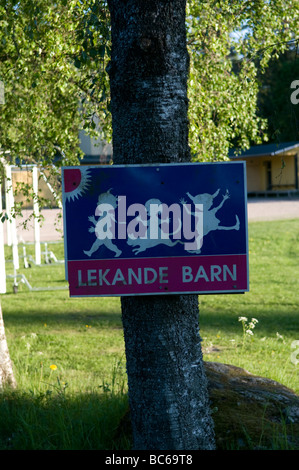 Straßenschild Treiber Fragen durch spielende Kinder vorsichtig sein Stockfoto