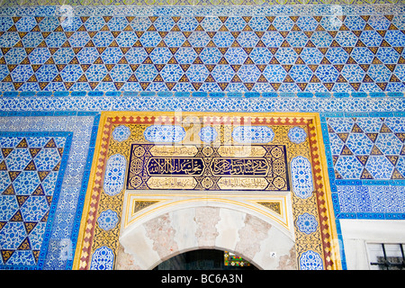 Türkei, Istanbul, Topkapi-Palast, spektakuläre herrlichen blauen Fliesen Muster & Kalligraphie Tafeln mit Zitaten aus dem Koran Stockfoto