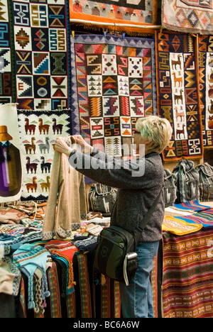 Peru, das Heilige Tal, das Dorf von Pisac, touristischen Markt einkaufen Stockfoto