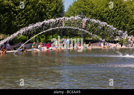 WASHINGTON DC USA Menschen genießen Brunnen Stockfoto