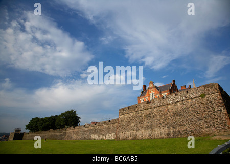 Mall Wand und doppelte Bastion Abschnitt des 17. Jahrhunderts komplett fast befestigten Stadtmauern die ummauerte Stadt von derry Stockfoto