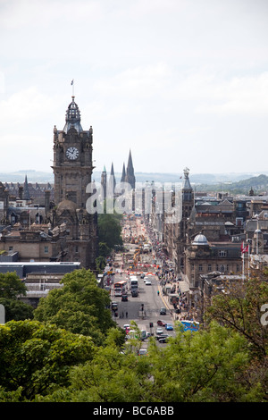 Blick nach Westen entlang Edinburghs Princes Street mit dem Balmoral Hotel in Sicht Stockfoto