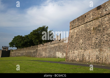 Mall-Wand und doppelte Bastion Abschnitt des 17. Jahrhunderts runden fast befestigte Stadtmauer rund um die Stadtmauer von der Stockfoto