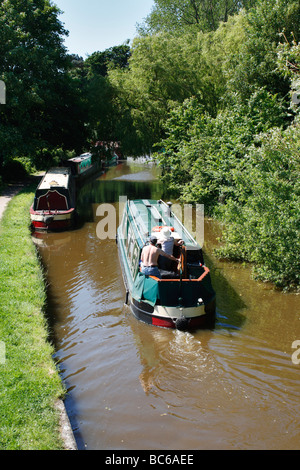 Ein Narrowboat am Oxford-Kanal am Shipton auf Cherwell in Oxfordshire, England Stockfoto